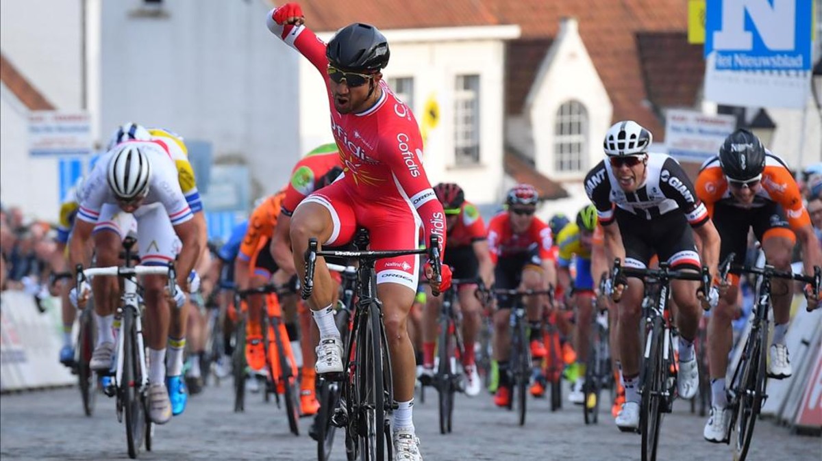 El Pelotón Bouhanni se estrena entre adoquines