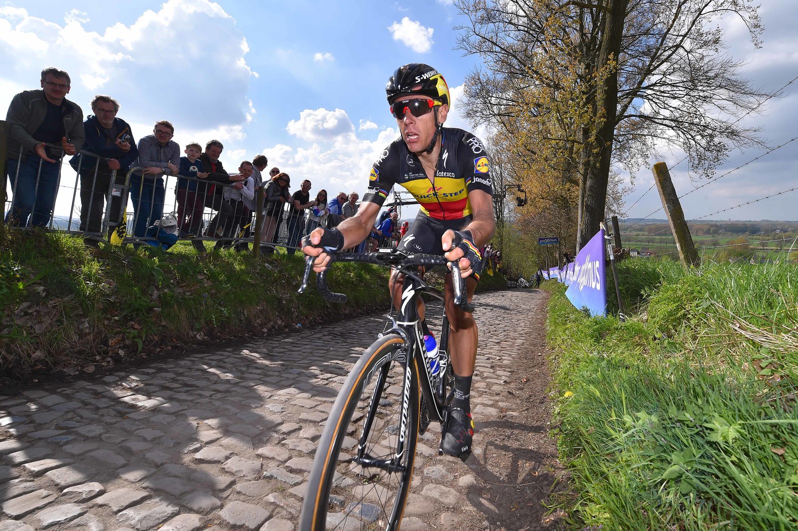 El campeón en ruta belga recorrió en solitario los últimos 60 kilómetros de la carrera. © Tim de Waele