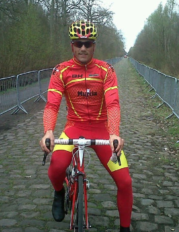 El Pelotón A rueda de... CRISTIAN TORRES (Escribano Sports Team) Poder rodar por el mítico paso por Arenberg, ha sido el mejor momento para Cristian encima de la bicicleta (Foto: Facebook "Cristian Torres Cuenca")