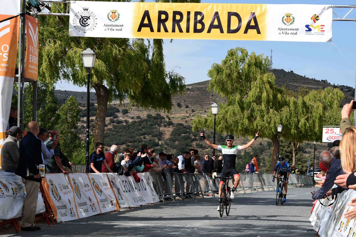 Momento del triunfo de López-Cozar sobre Cabedo en Morella (Foto: @GPvilaciclisme )