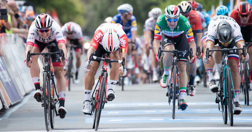 El Pelotón Philipsen gana y los jueces relegan a Ewan