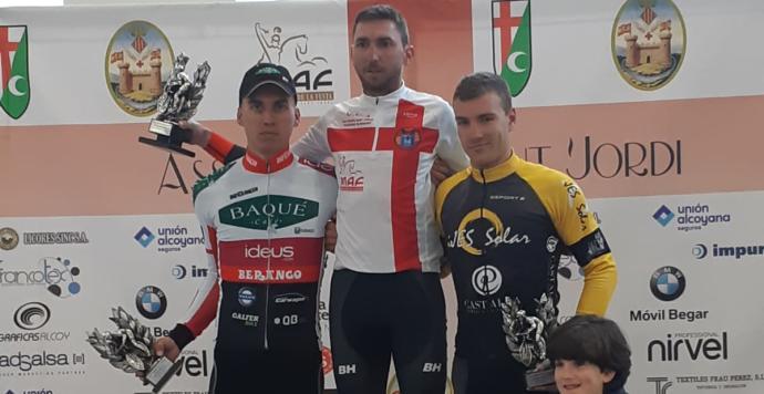 El Pelotón Iván Martínez (Froiz) vence en Alcoy bajo el diluvio