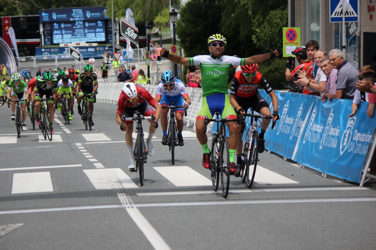 El Pelotón Fernandes (Fortunna Maia) vence en Sigüeiro y De Mateos (Cortizo) se lleva la general de Vuelta Coruña