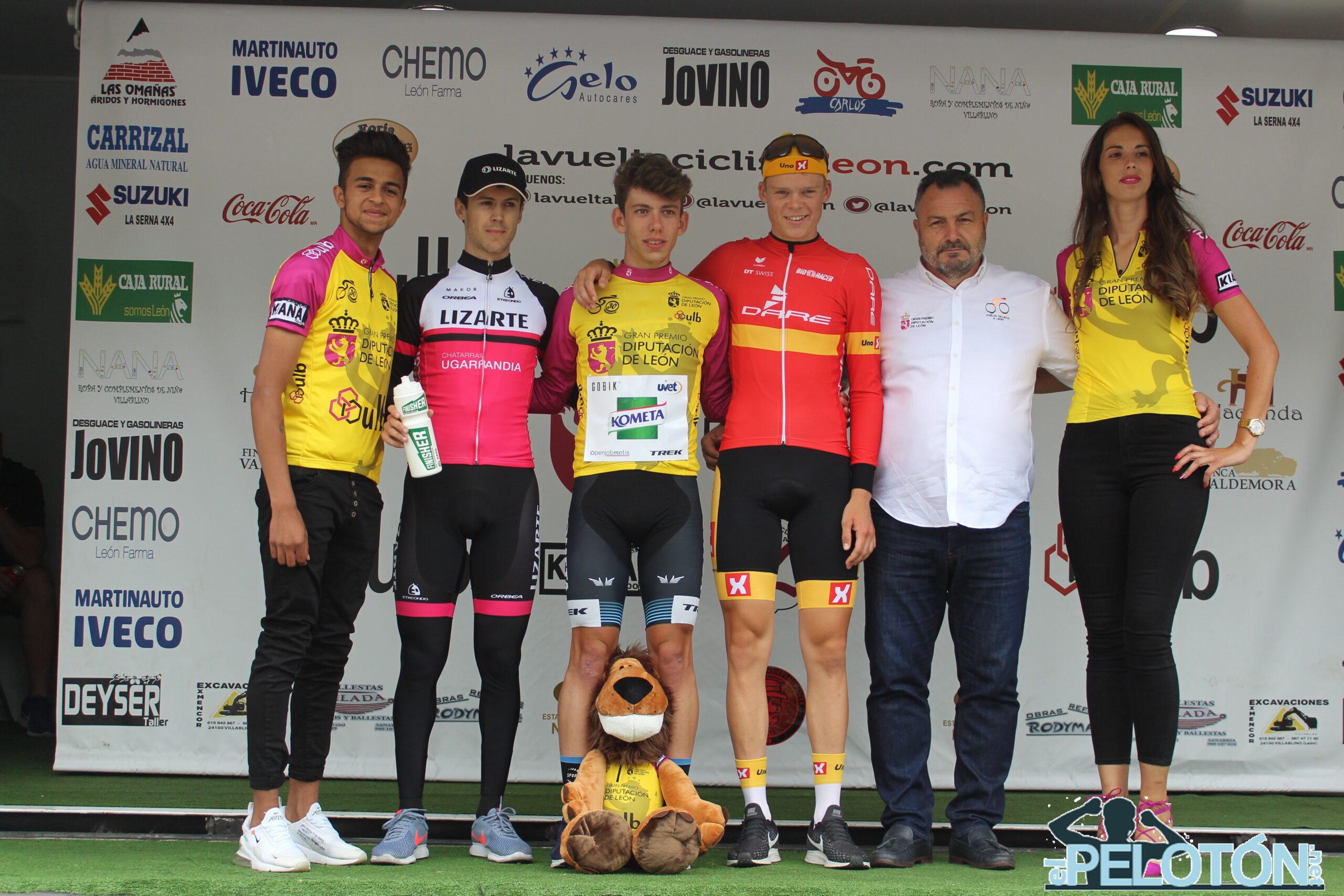 El Pelotón Fancellu (Kometa) reina en la Vuelta a León e Ibarguren (Diputación de León) peregrina en Sahagún