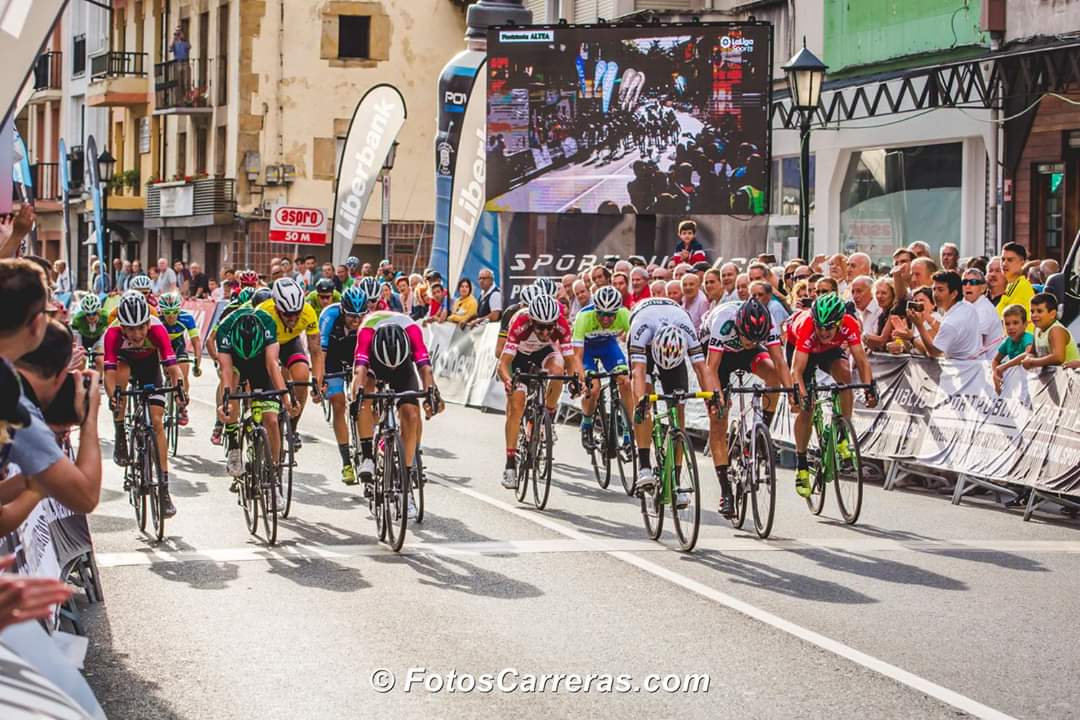El Pelotón Carmelo Urbano (Caja Rural) lo hace todo para ganar en Colindres y Kiko Galván (Lizarte) se lleva la Vuelta a Cantabria