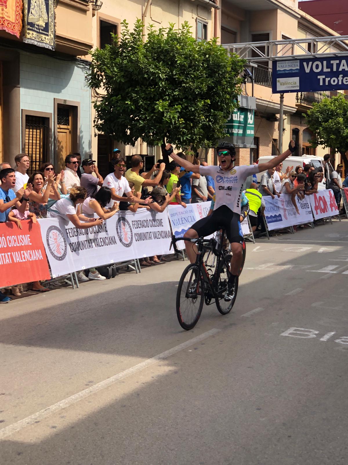 El Pelotón Simon Carr (Aix) se lleva la Volta a Valencia y Gomiz (Mutua Levante-Alé) la última etapa desde la fuga