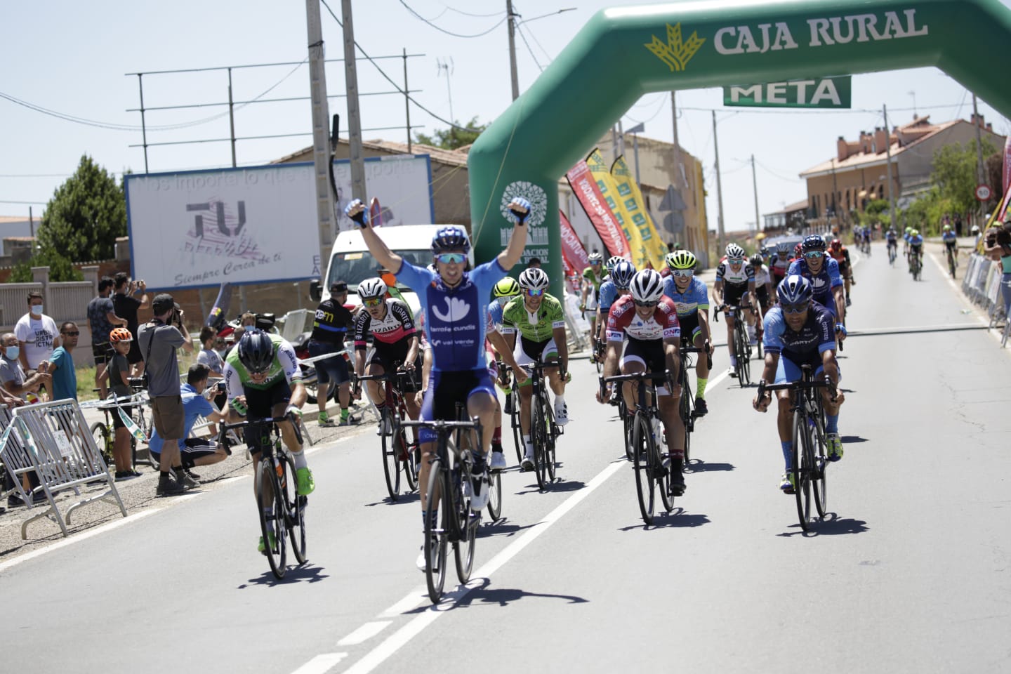 El Pelotón Álex Ruiz (Valverde Team) se lleva por milímetros el sprint de Roales