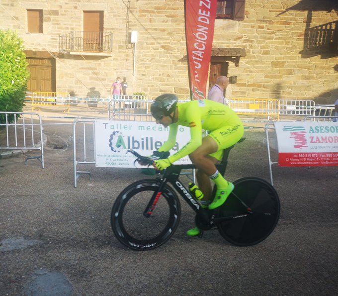 El Pelotón Mauricio Moreira (Rías Baixas) devuelve la sonrisa al ciclismo en el prólogo de Zamora