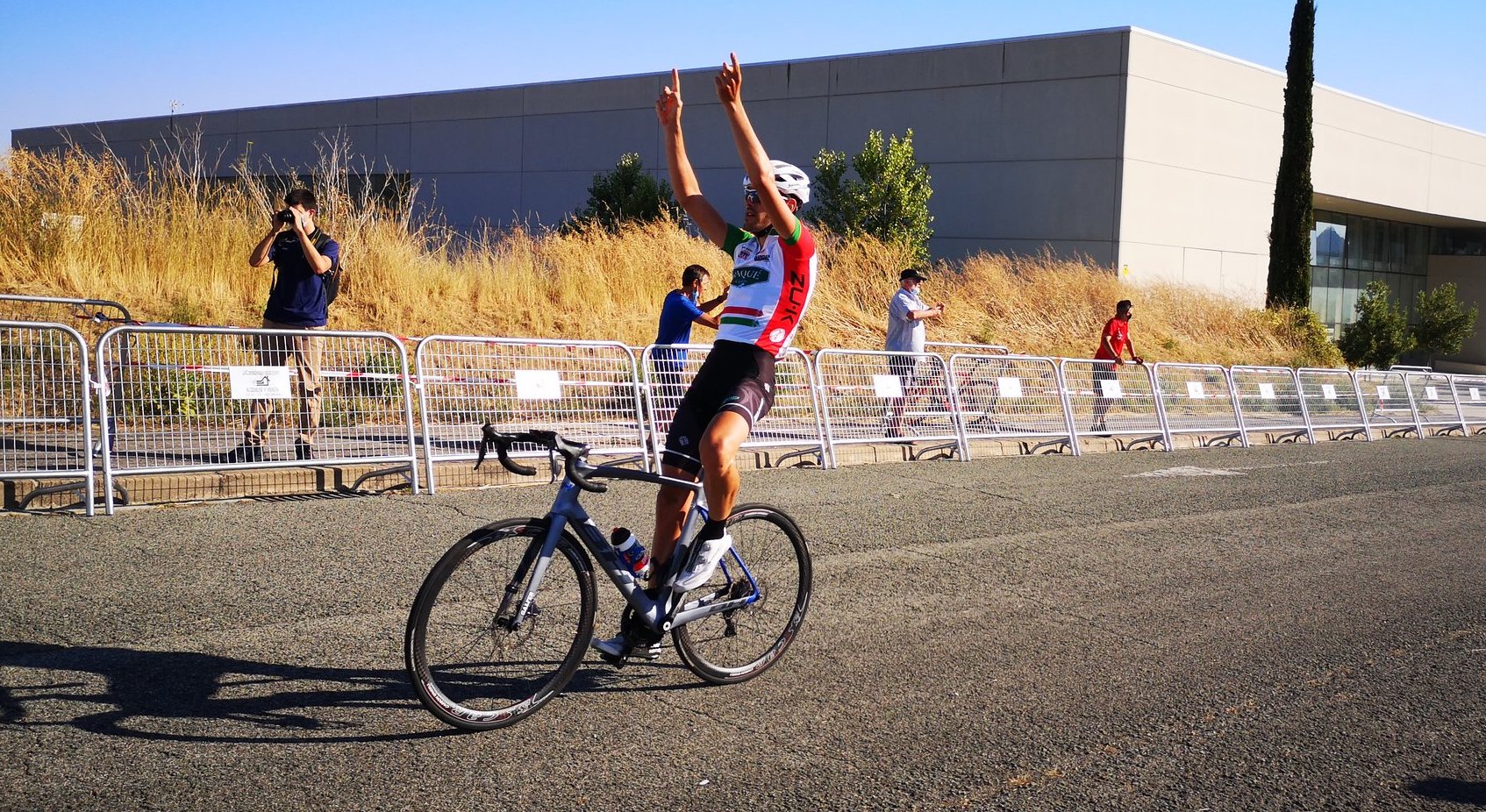 El Pelotón Barrenetxea (Baqué) sella su victoria en el Torneo Euskaldun levantando los brazos en Berriatua
