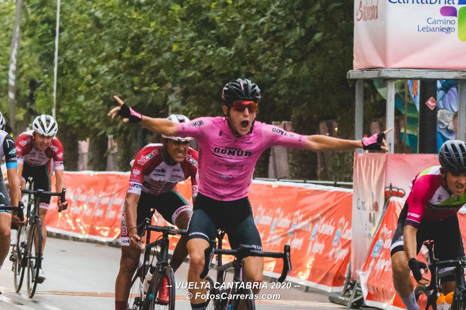 El Pelotón Xabier Berasategi (Laboral Kutxa) se lleva la Vuelta a Cantabria en una vibrante última etapa que fue para Pelayo Sánchez (Gomur)