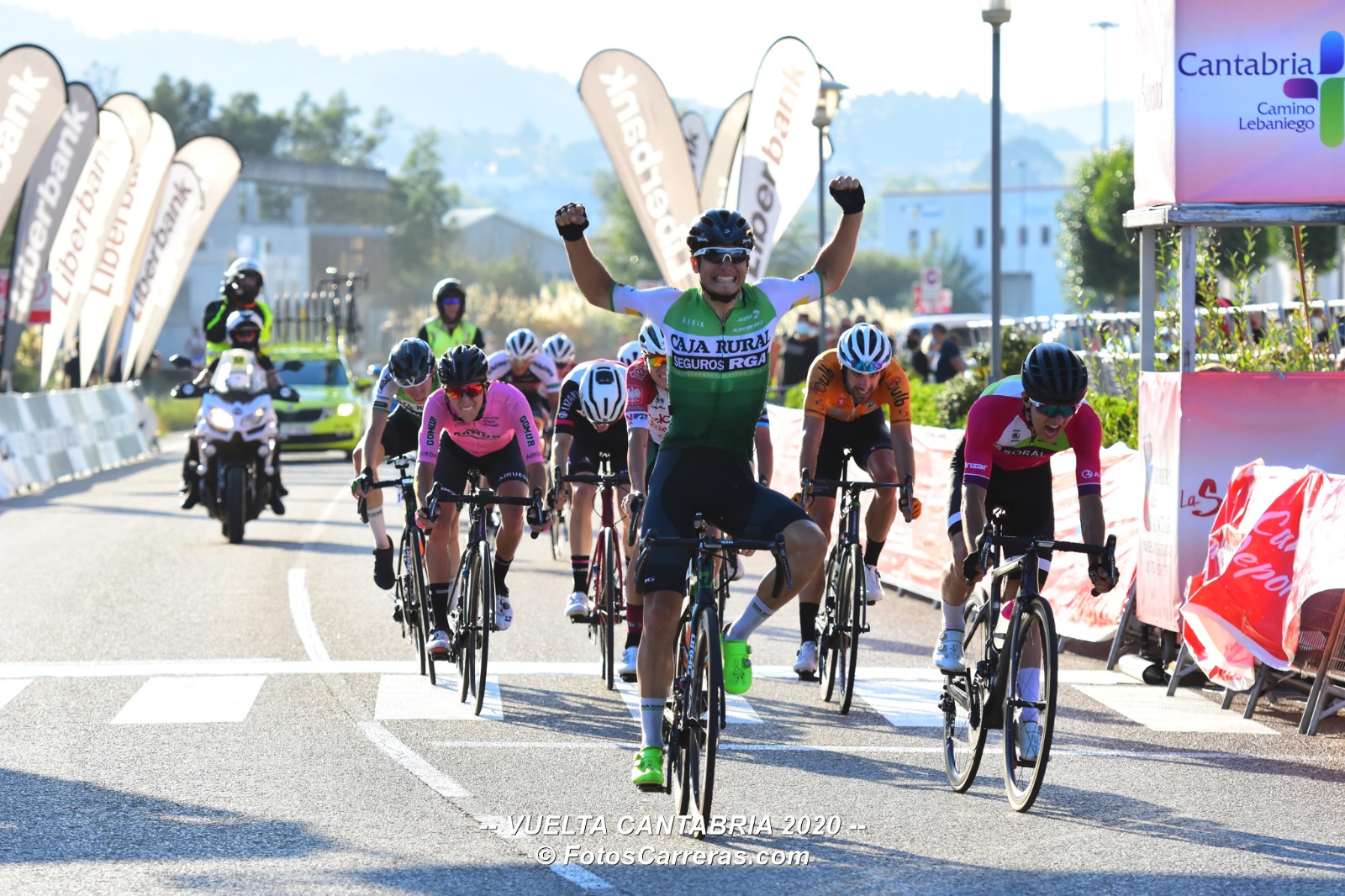 El Pelotón Alberto Serrano (Caja Rural-RGA) suma en Colindres victoria y liderato de la Vuelta a Cantabria