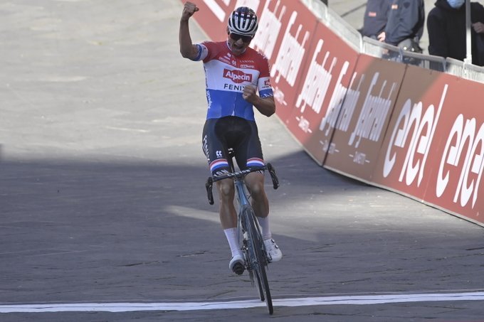 El Pelotón Mathieu van der Poel triunfa en el sterrato