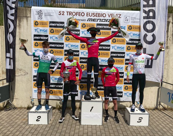 El Pelotón Unai Iribar (Laboral Kutxa) al fin consigue levantar los brazos esta campaña en el Trofeo Eusebio Vélez de Durana