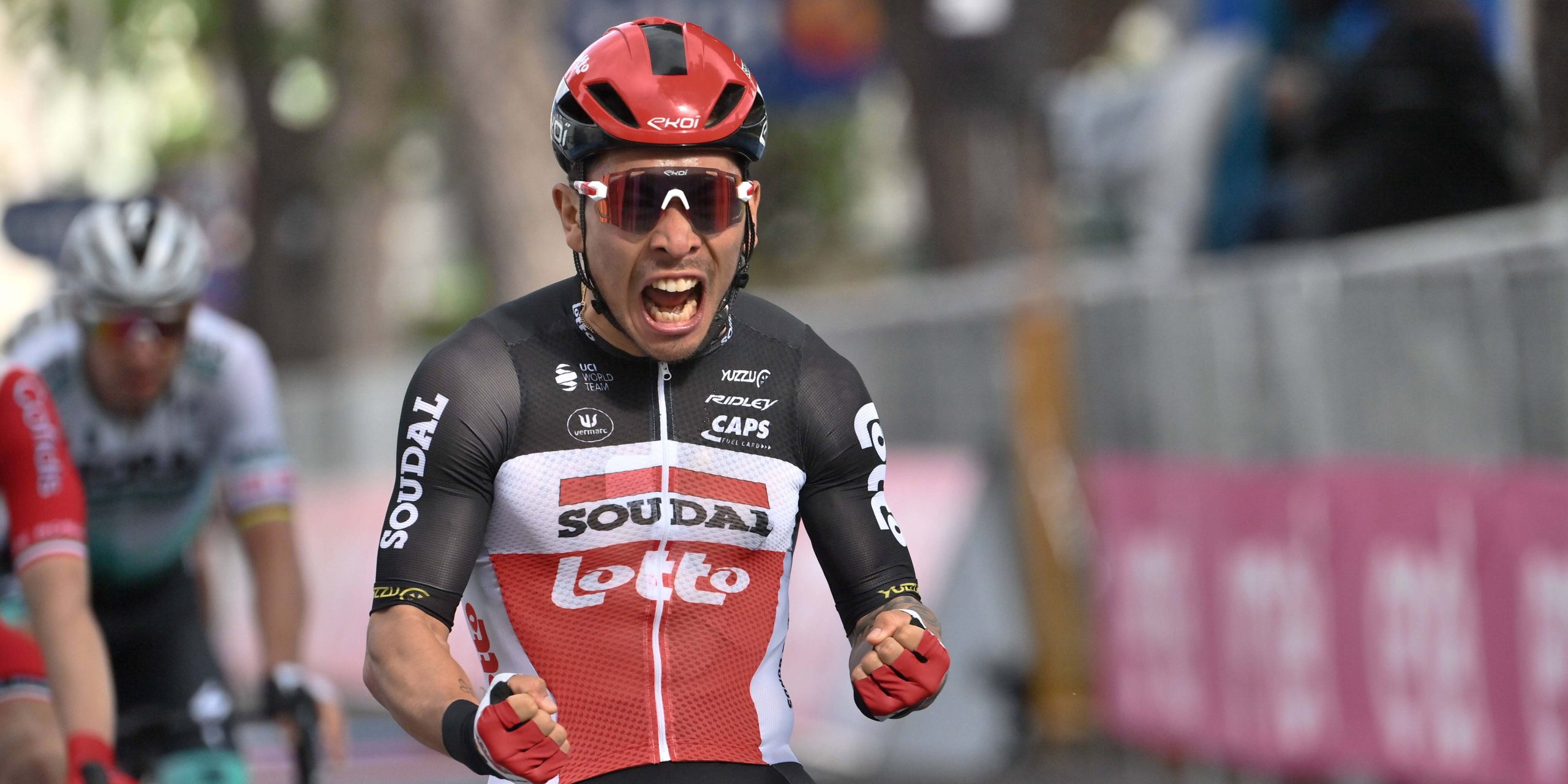 Caleb Ewan celebra su victoria en Cattolica
