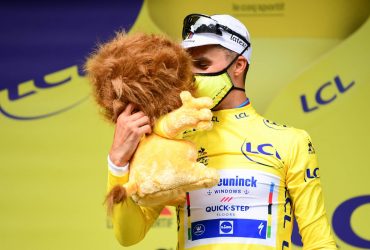 Alaphilippe en el podio con el maillot amarillo (Foto: letour.fr)