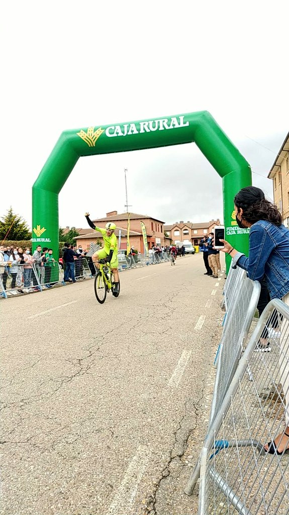 Noel Martín entrando en la meta de Villalón de Campos