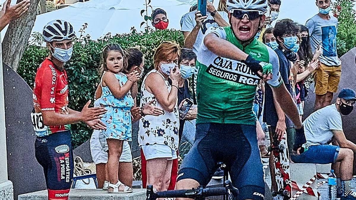Pau Llaneras celebrando una victoria