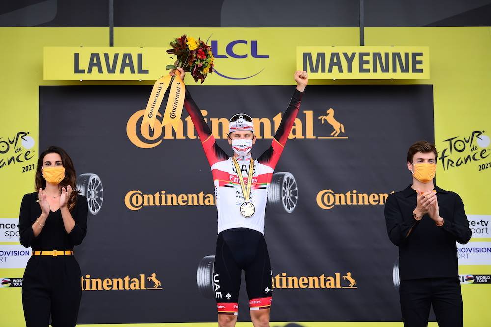 Pogacar en el podio tras su victoria en la contrarreloj