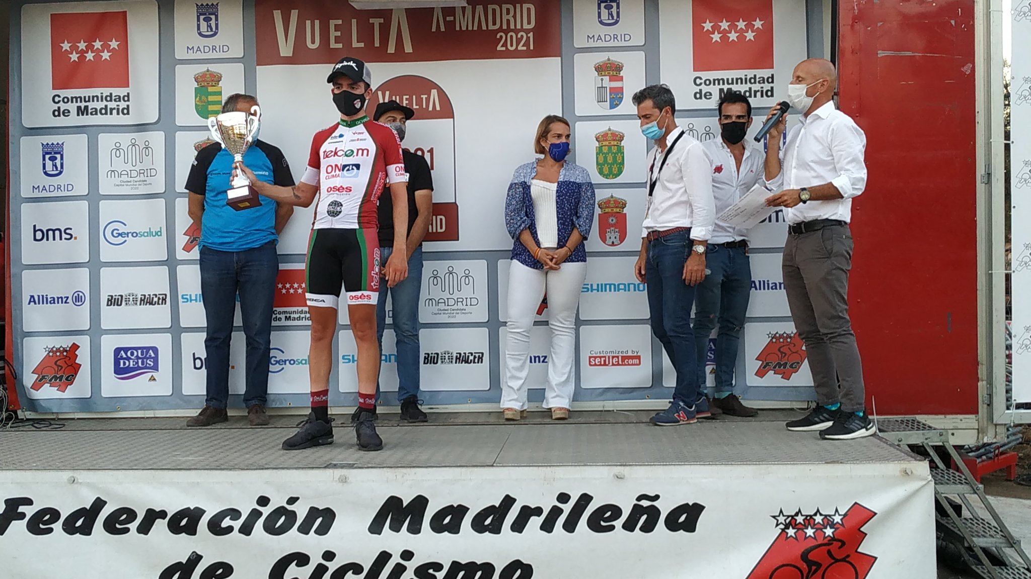 José Marín en lo alto del podium de Madrid (Foto: @FMCiclismo)