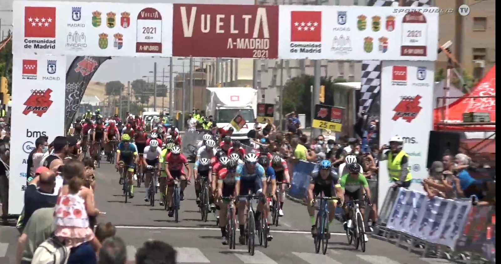 Llegada al sprint en Parla (Foto: Ciclismo El Pelotón-Fotograma SportpublicTV)