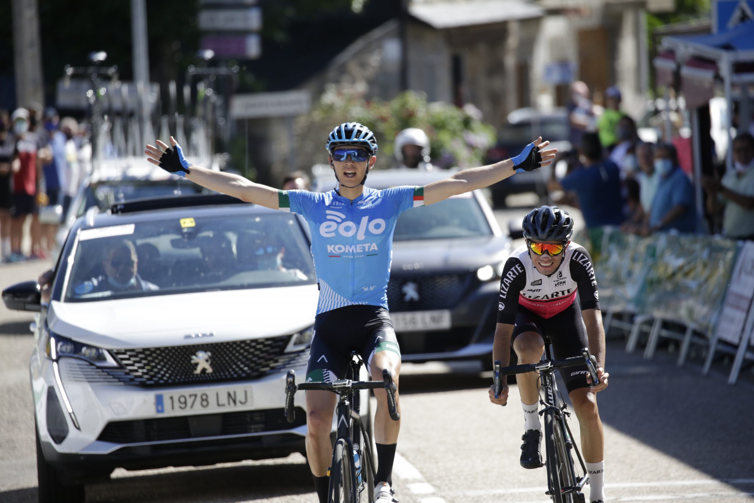 Imagen de Edu Landaluce y Eugenio Sánchez entrando en la meta de Lubián (Foto: Álvaro García-CDC Zamora-Ciclismo El Pelotón)