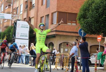 Miguel Ángel Fernández celebrando el triunfo en Benavente (Foto: Fabio López-CDC Zamora-Ciclismo El Pelotón)