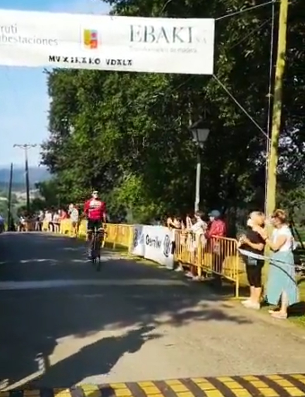Xabier Isasa vencía en solitario en Muxika. Así entraba en meta