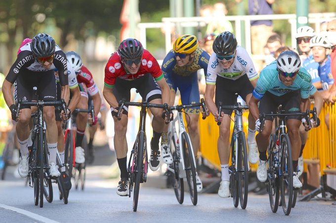 Sprint decisivo de Gernika con Rubén González y Xabier Isasa peleando por la victoria