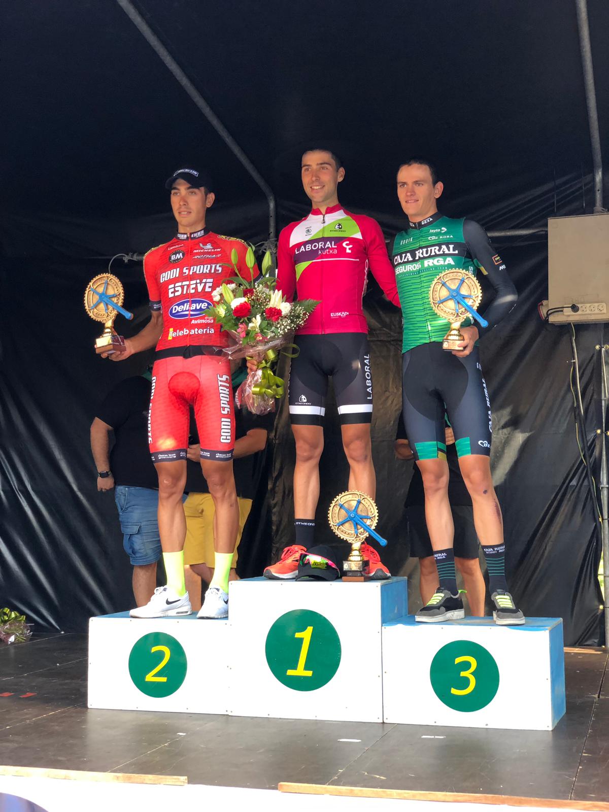 Imagen del último podium de 2019 en Zegama con Etxeberria, Hernández y Llaneras