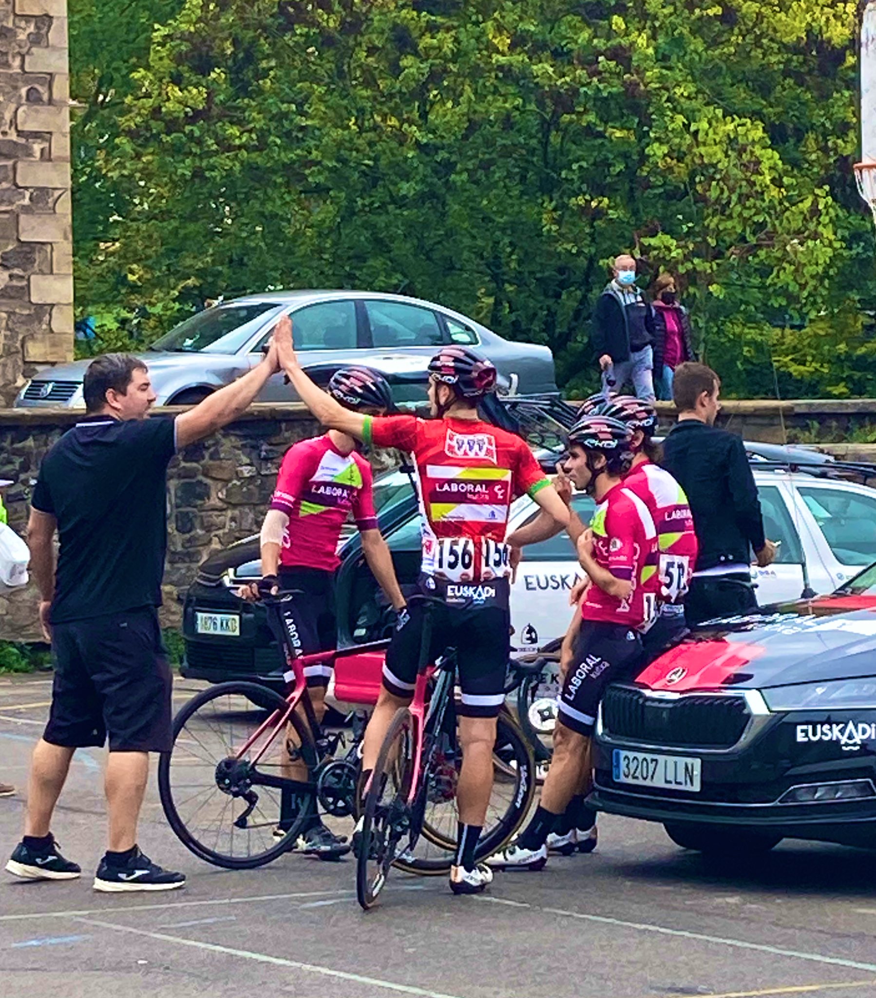 Momento de la celebración de los chicos del Laboral Kutxa tras firmar el triplete en Oñati