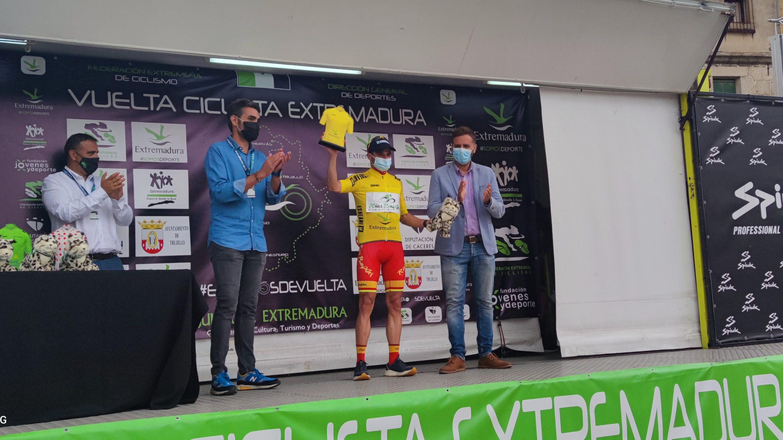 Benja Prades en lo alto del podium de la Vuelta a Extremadura (Foto: @CCRiasBaixas)