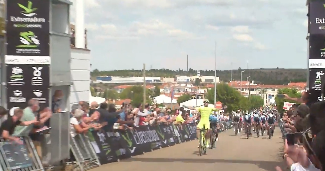 Miguel Ángel Fernández se ha impuesto en la primera etapa de la Vuelta a Extremadura (Fuente: @CiclismoElPeloton / Imagen por la emisión de @sportpublicTV)