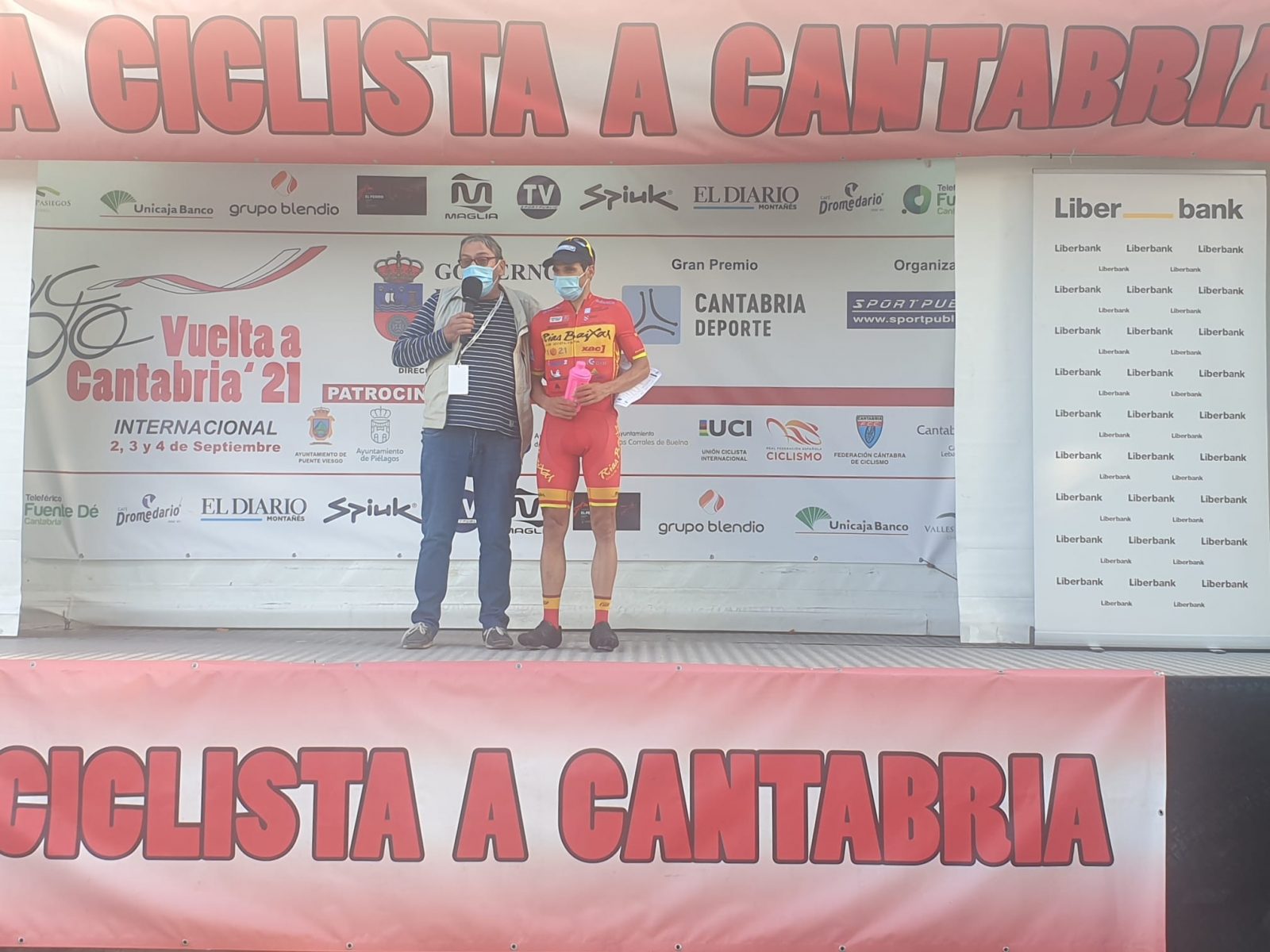 Imagen de Benjamí Prades en el podium de Cantabria tras ganar en Vioño (Foto: Fabio López/Ciclismo El Pelotón)