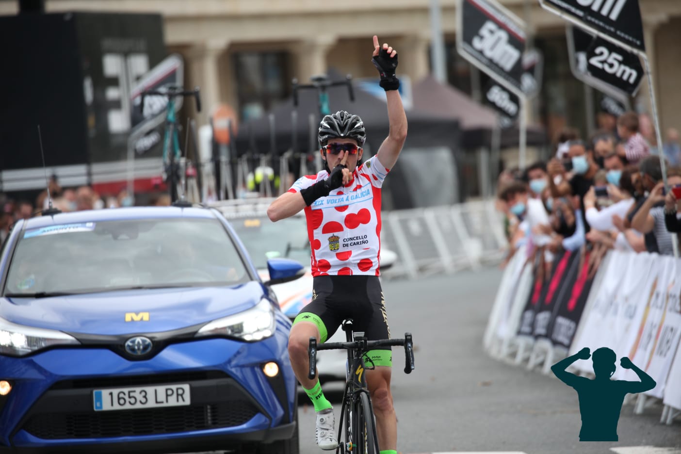 Imagen de la entrada en meta en la última de la Volta a Galicia de Patrick Videira (Foto: Álvaro García/Ciclismo El Pelotón)
