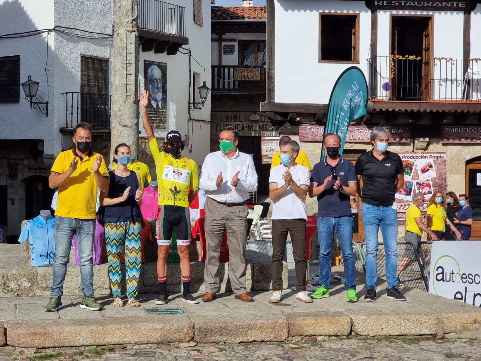 Podium de la segunda etapa de la Vuelta a Salamanca con Vinicius Rangel de amarillo