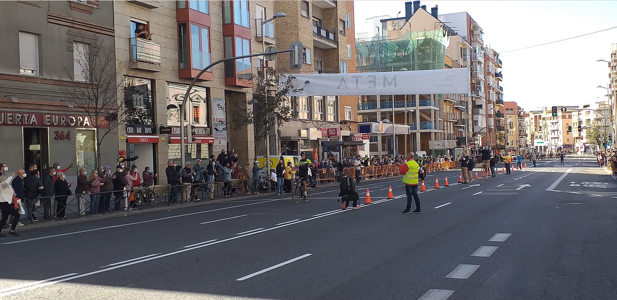 Imagen de la entrada en meta de Edgar Esteban en el GP Tetuán