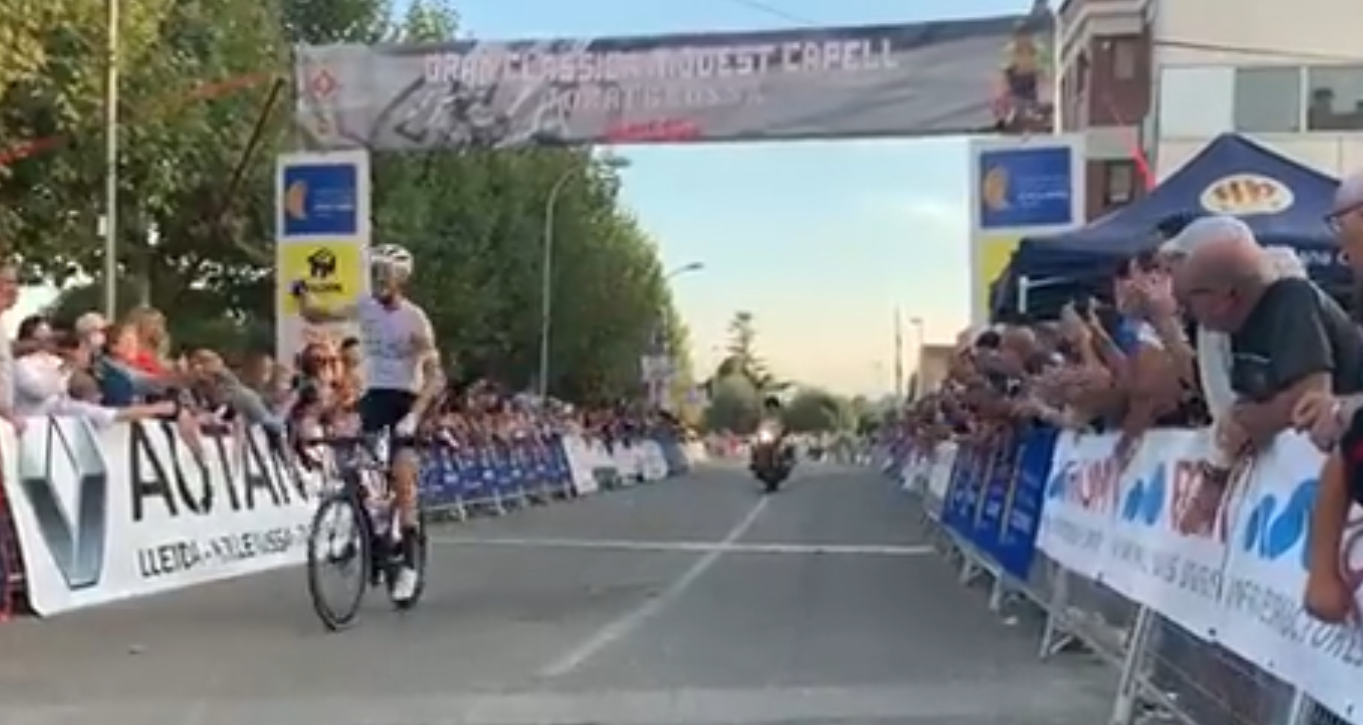 Christian Albrechtsen entrando en meta en Torregrossa como vencedor de la Gran Clásica Modest Capell