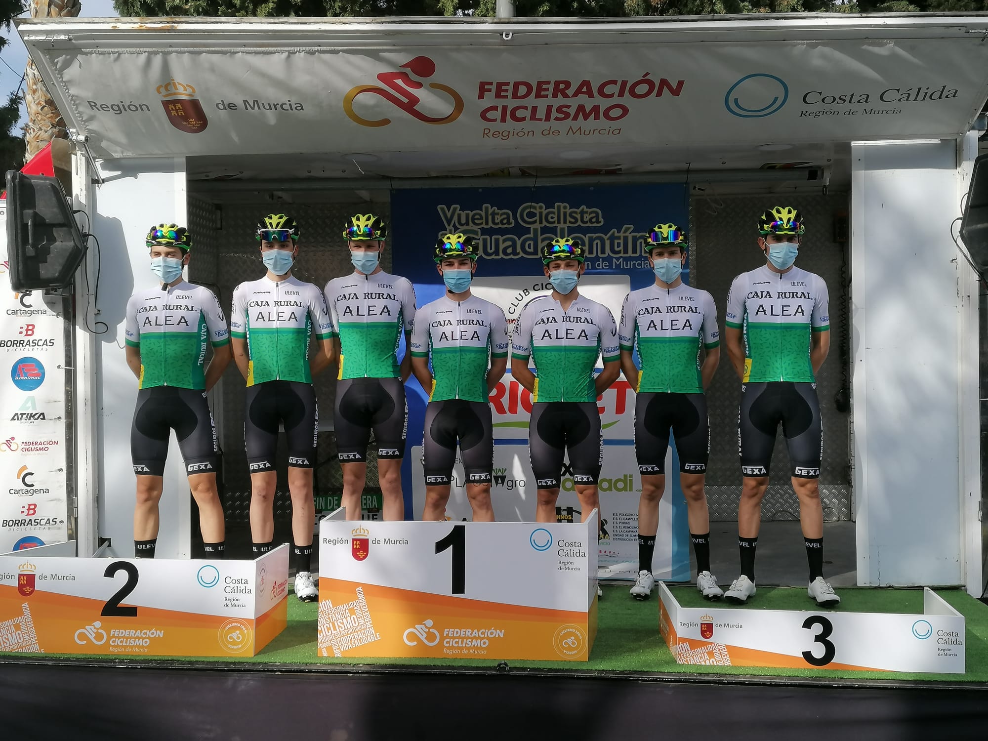 Balderstone con el resto de compañeros del Caja Rural-Alea en el podium de la Vuelta a Guadalentin