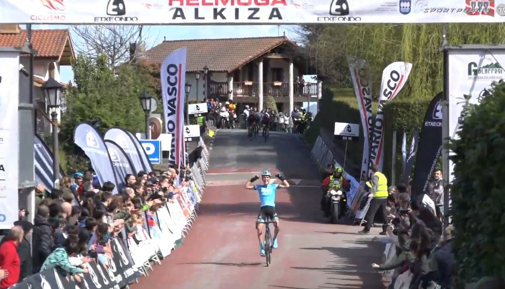 Entrada en la meta de Aiztondo Klasika de Fernando Tercero