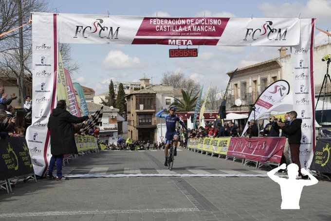 Entrada triunfante en la meta de Olías del Rey de Fran García Rus (Foto: Álvaro García-Ciclismo El Pelotón)