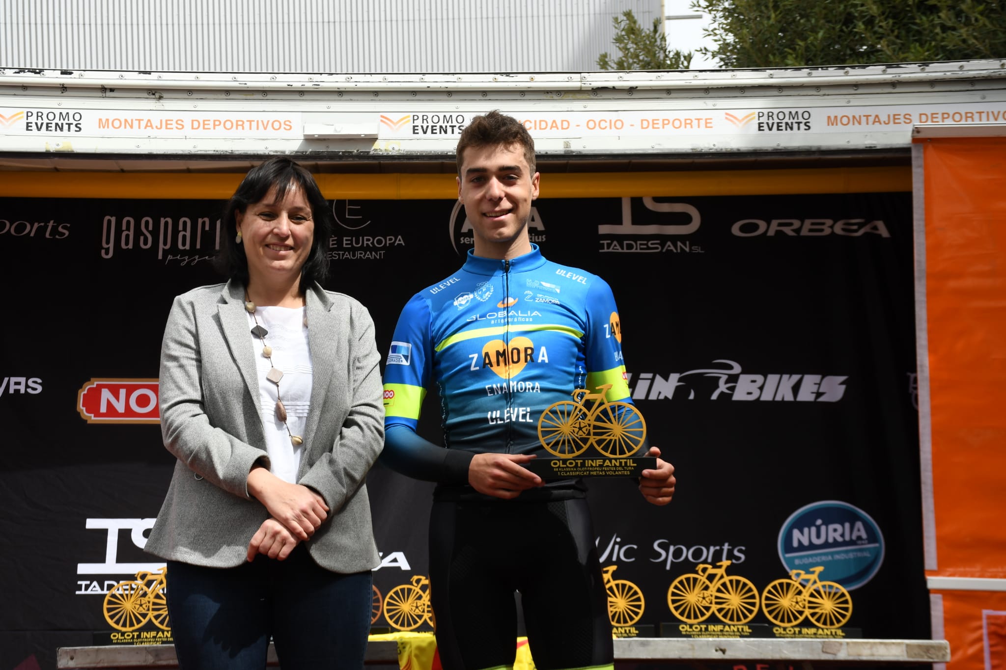 Imagen de Pau Torrent en el podium de Olot (Foto: @GlobaliaZamora)
