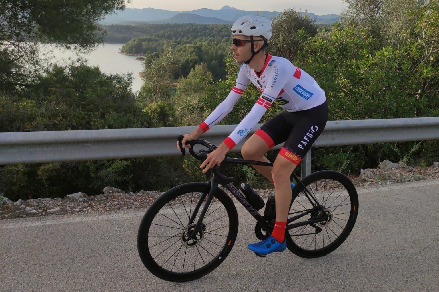 Imagen de Gonzalo Ariño sobre la bici con los colores de Esetec en Sabadell