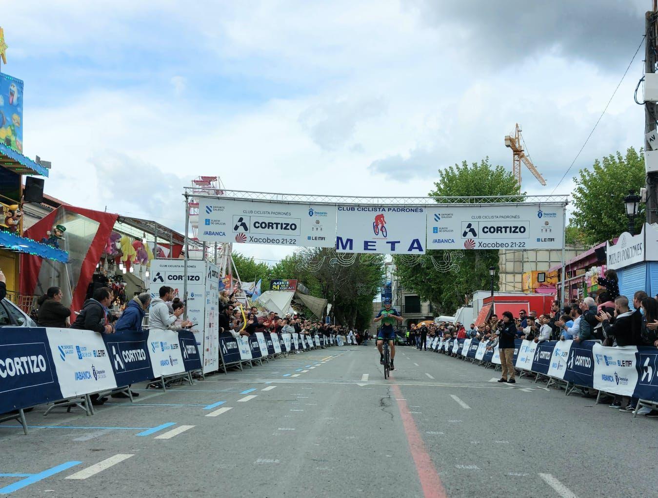 Eric Fagundez entrando en la meta de Padrón