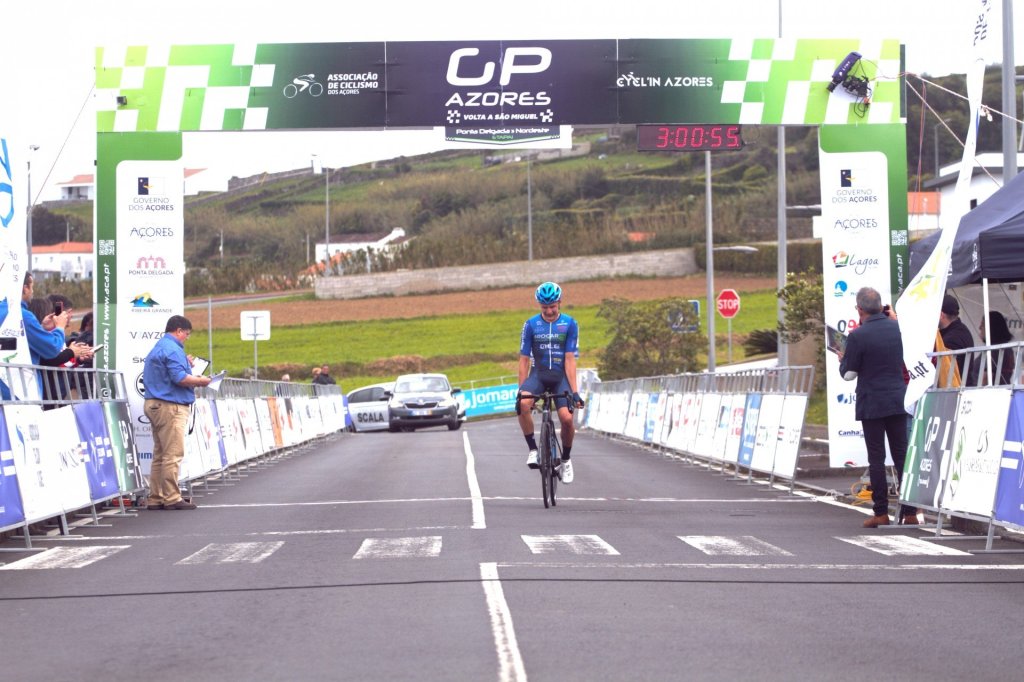 Imagen de Louis Sutton entrando en la meta de Nordeste (Fuente: GPAzores.com)