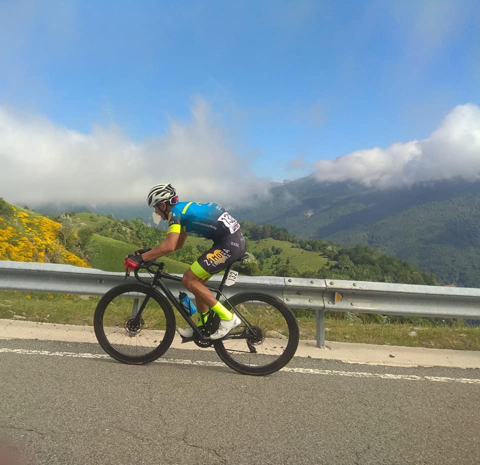 David Mendoza en pleno ascenso pirenaico de Vuelta a Navarra .Globalia Zamora