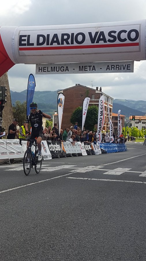 Imagen de la entrada en meta de Harrison Wood, en la segunda de Bidasoa Itzulia 2022