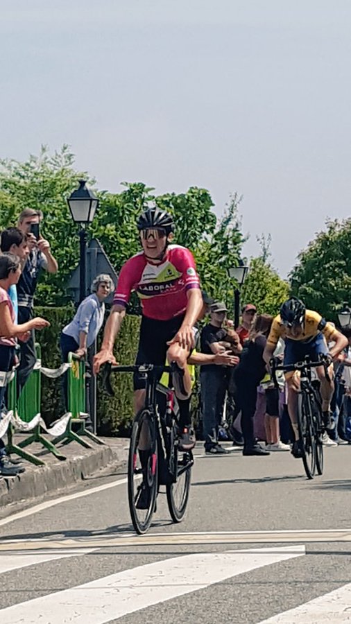 Imagen de la entrada en meta de Natxitua de Enekoitz Azparren (Foto: @Mertxe_Beriain)
