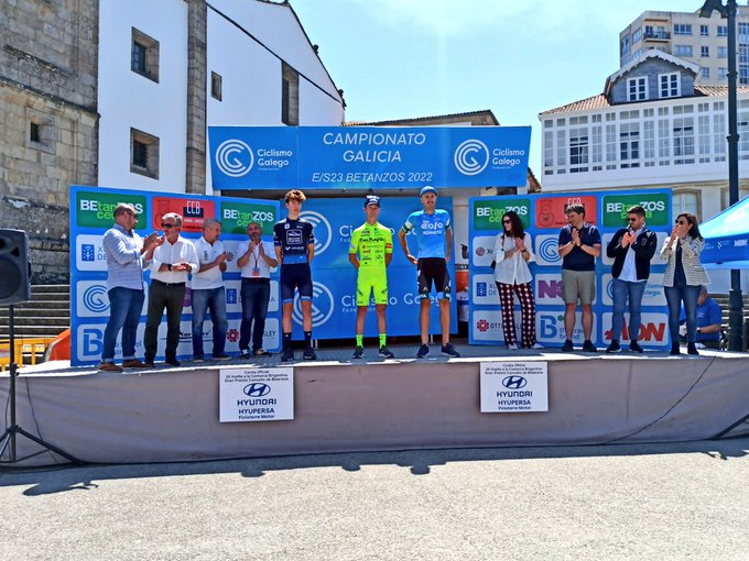 Podium final de la Vuelta a la Comarca Bregatina (Foto: @ElPeloton)