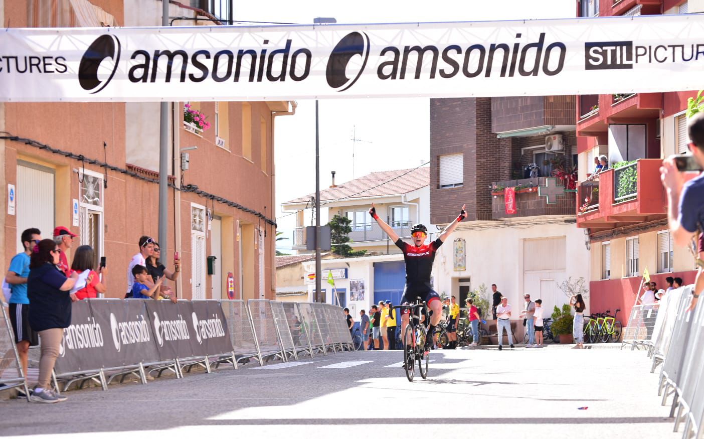 Foto de Moscardó (Equipo Essax) en la meta de Tibi