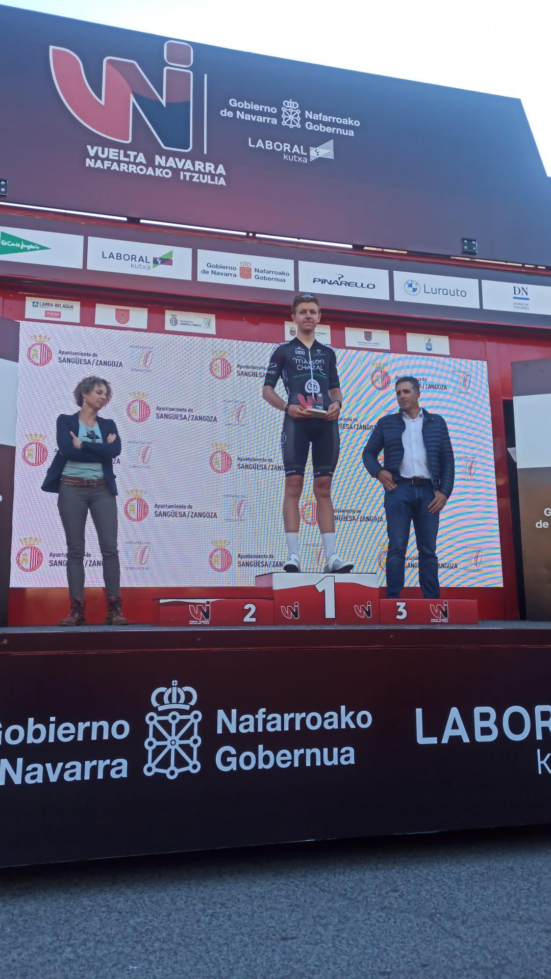 Imagen de Oliver Knight en el podium de la primera etapa de la Vuelta a Navarra (Foto: Alvaro García-Ciclismo El Pelotón)